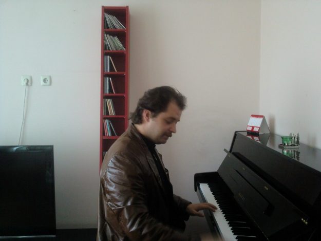 Player Semih Bulgur Playing piano