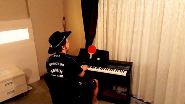 Playing piano difficult Piyan çalmak