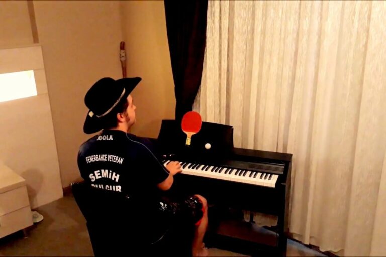 Playing piano difficult Piyan çalmak