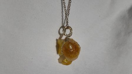 Altın renkli deniz sedefi taki tasarim